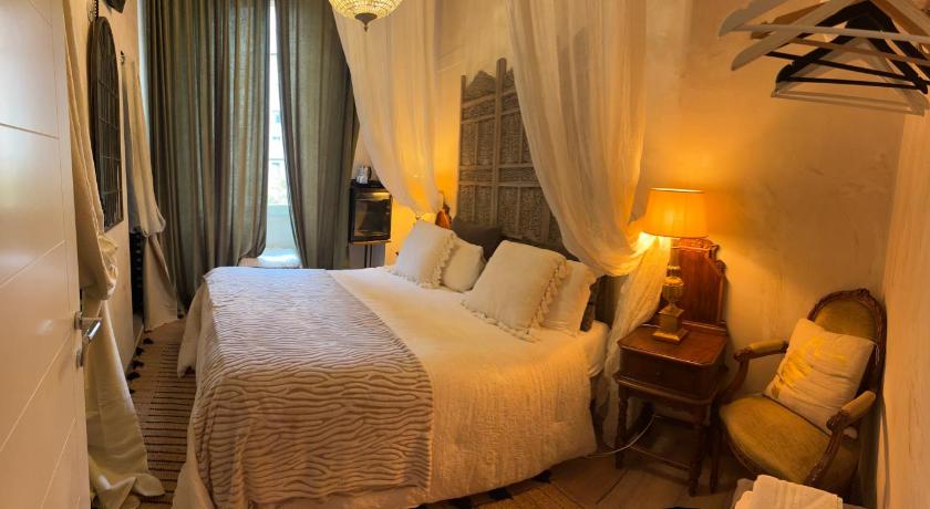 Image of Deluxe King Room 0