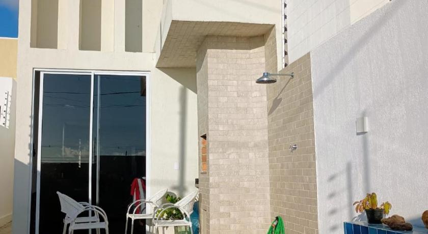 casa com piscina e churrasqueira 5 minutos da praia, 1 quarto com cama de casal e segundo quarto com