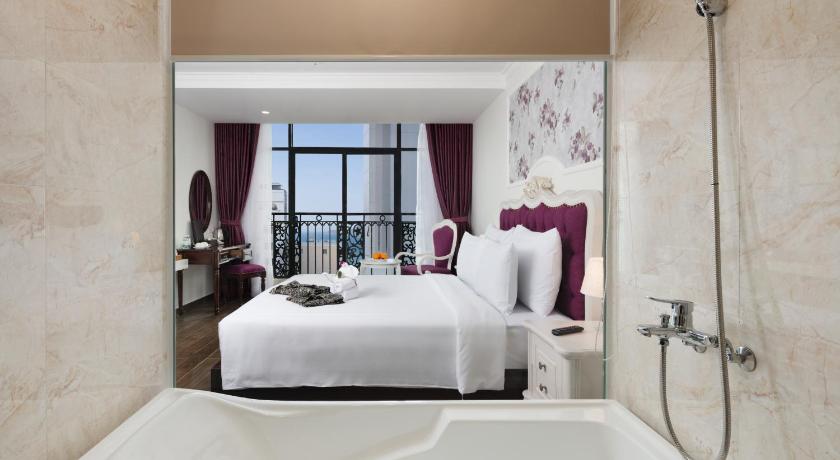 Image of Queen Room with Balcony 2