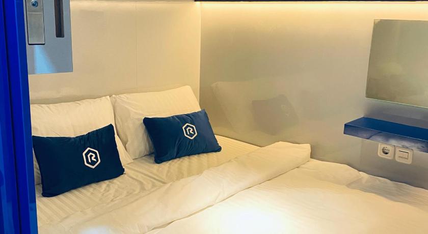 Rosalyne Sleepbox Denpasar Bali - image 13