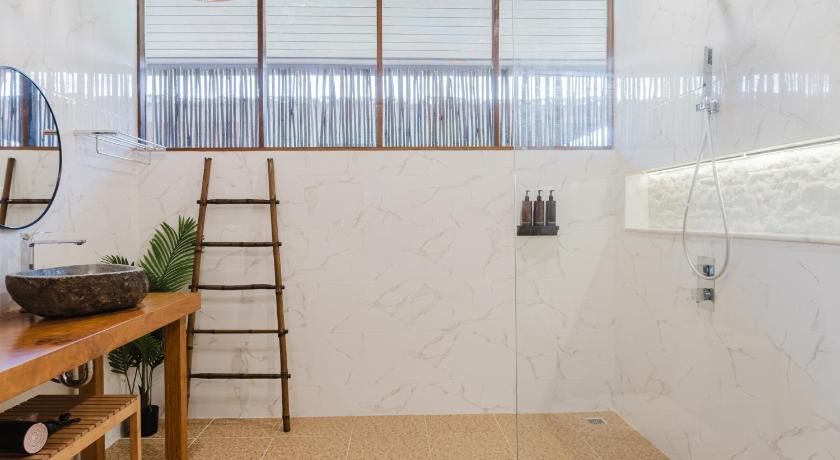 Image of Beach Front Villa with Spa Bath 16