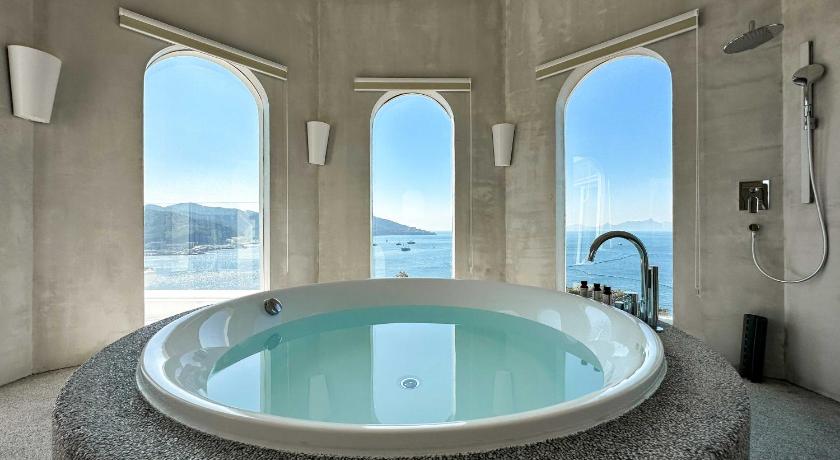 Imagen de Habitación extragrande con balcón y vistas al océano (Ocean View Balcony King) 9