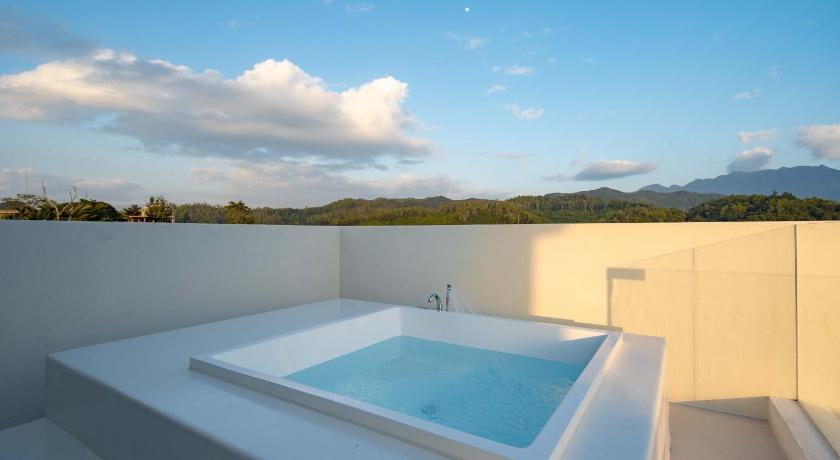 Imagen de Habitación extragrande con balcón y vistas al océano (Ocean View Balcony King) 14