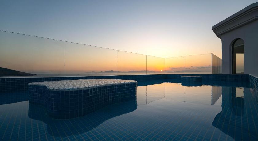 Imagen de Habitación extragrande con balcón y vistas al océano (Ocean View Balcony King) 11