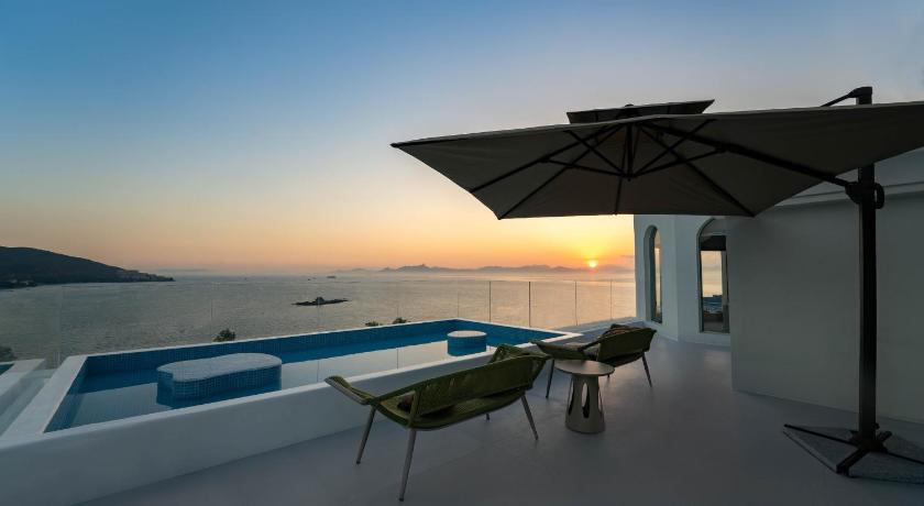 Imagen de Habitación extragrande con balcón y vistas al océano (Ocean View Balcony King) 12