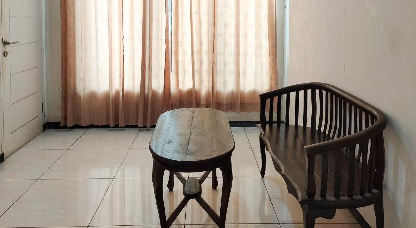 Hasana Guest House Syariah near Royal Plaza RedPartner – Surabaya, IL