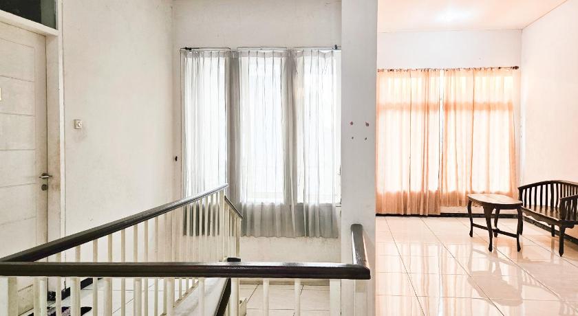 Hasana Guest House Syariah near Royal Plaza RedPartner – Surabaya, IL