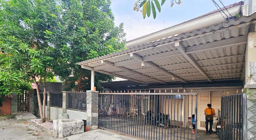 Hasana Guest House Syariah near Royal Plaza RedPartner – Surabaya, IL