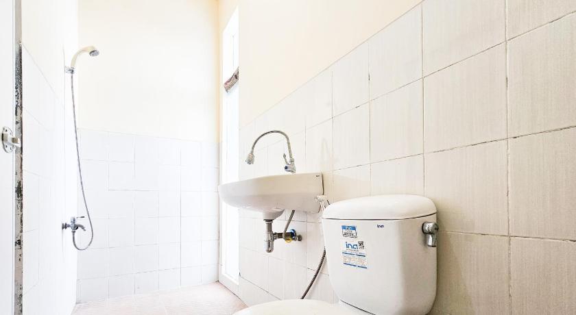 Hasana Guest House Syariah near Royal Plaza RedPartner – Surabaya, IL