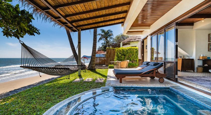 Image of Beachfront Pool Suite 4