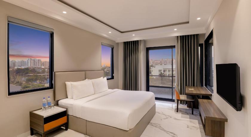 Deluxe King Room with Balcony