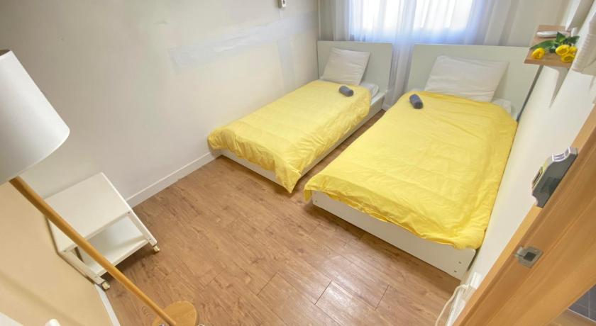 Image of Standard twin shared facilities 10