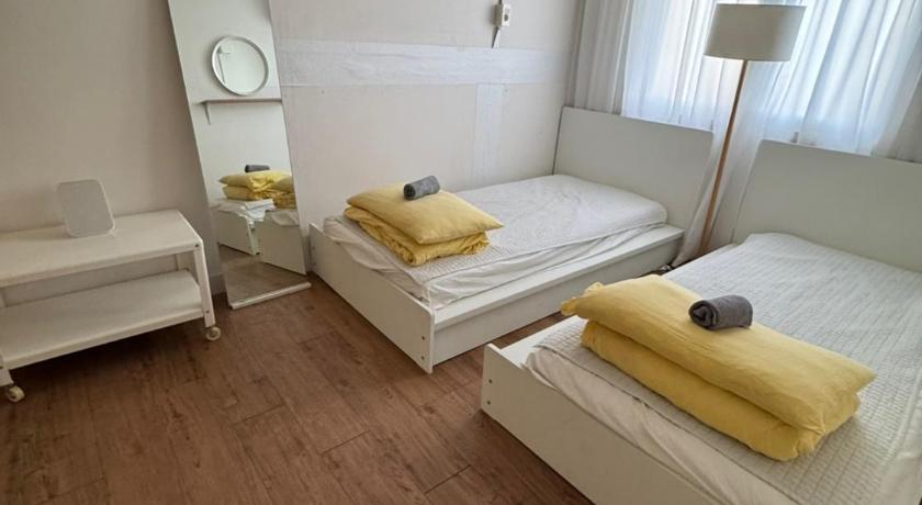Image of Standard twin shared facilities 5