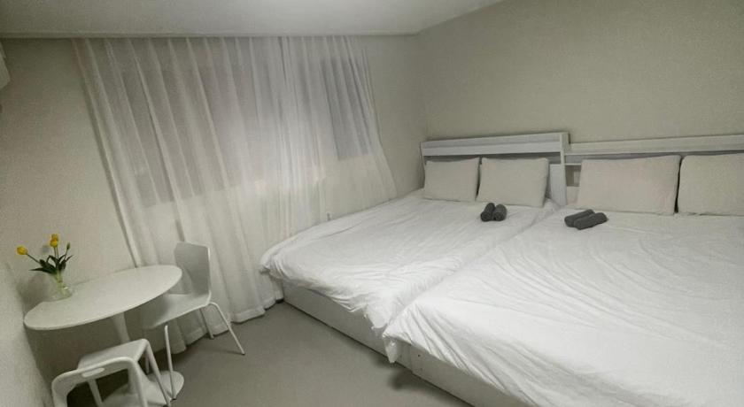 Image of Family Room 4