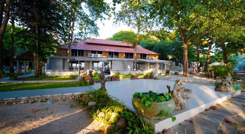 Image of Beachfront Family 1