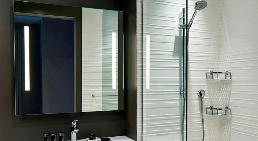 Immagine di Camera King Standard con Doccia e Accesso Disabili (Standard King Room with Roll-in Shower - Mobility Accessible) 2