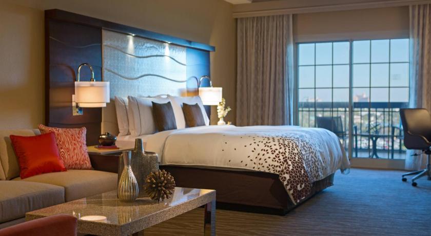Image of King Room with Balcony and Tub - Mobility Accessible 0