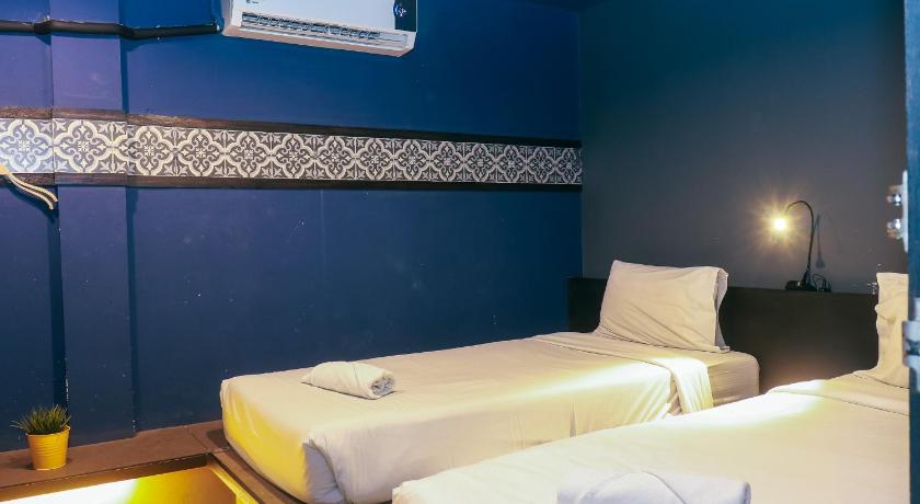 Image of Twin Room with Shared Bathroom 11