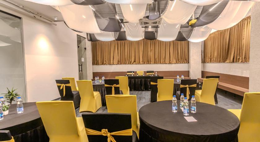 World Inn Hotel - image 5