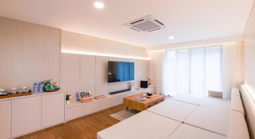 Image of Four-Bedroom Beachfront Villa 11