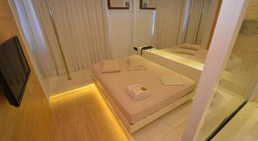Image of Luxury Suite with Spa Bath 1