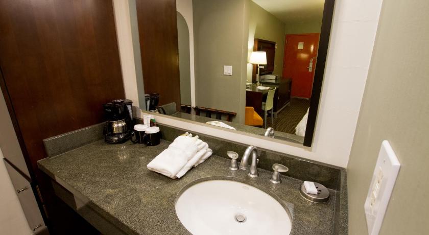 Image of Deluxe Double Queen Room 7