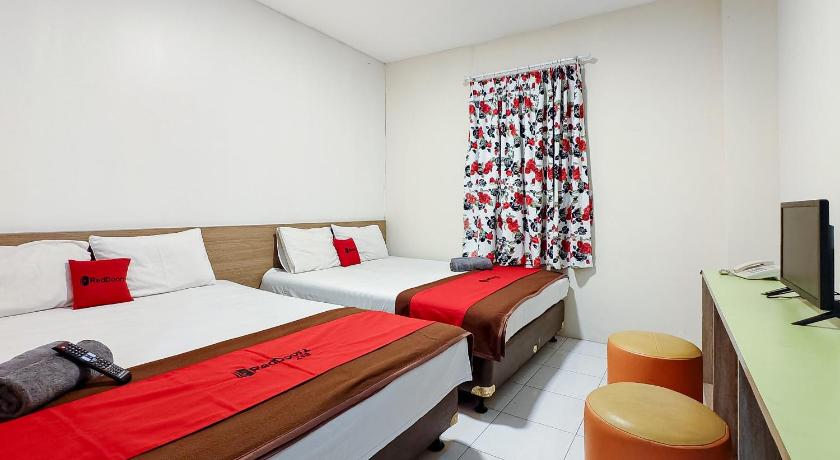 RedDoorz near Taman Safari 3 – Bogor, PA