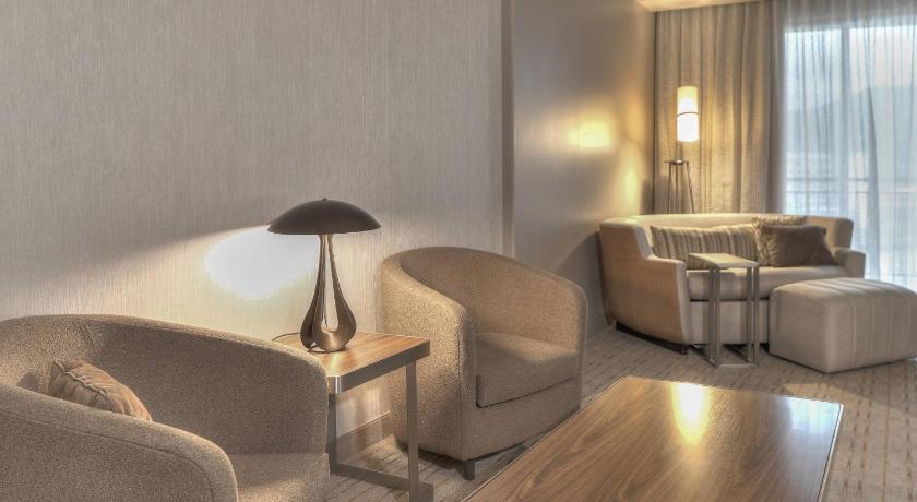 Image of One-Bedroom King Suite with Mountain View and Sofa Bed 9