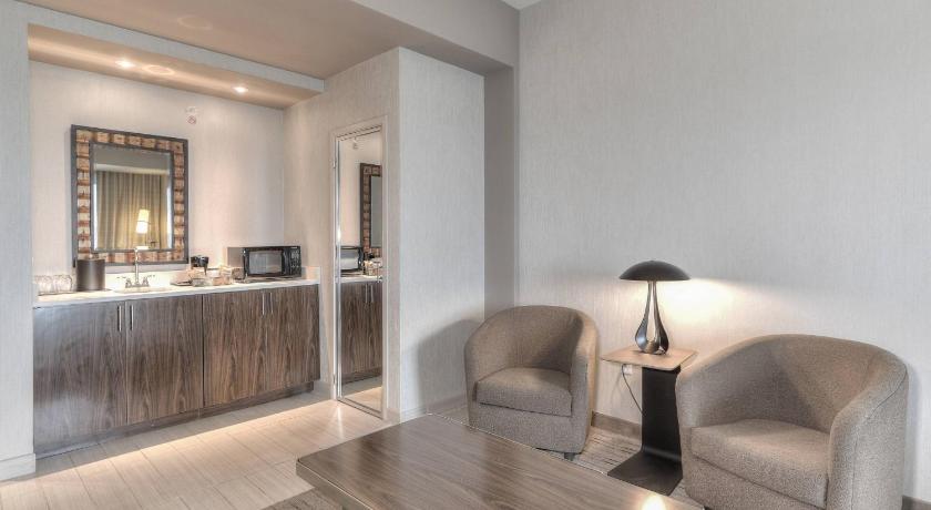 Image of One-Bedroom Queen Suite with Two Queen Beds, River View and Sofa Bed 9