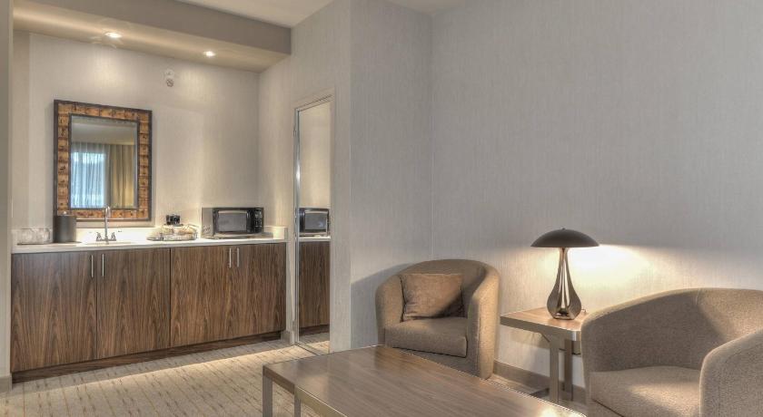 Image of One-Bedroom King Suite with Mountain View and Sofa Bed 11