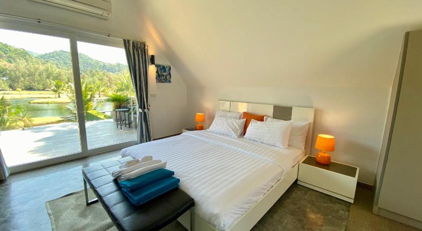 Image of Deluxe Three-Bedroom Villa with Private Pool 13