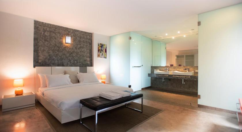 Image of Deluxe Three-Bedroom Villa with Private Pool 8