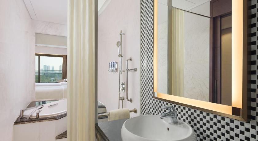 Image of Deluxe Guest room, 2 Twin, Partial ocean view, Tub 4