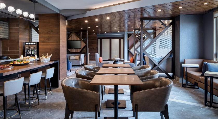 Afbeelding van King Room with Tub and M Club Lounge Access - Mobility and Hearing Accessible 5