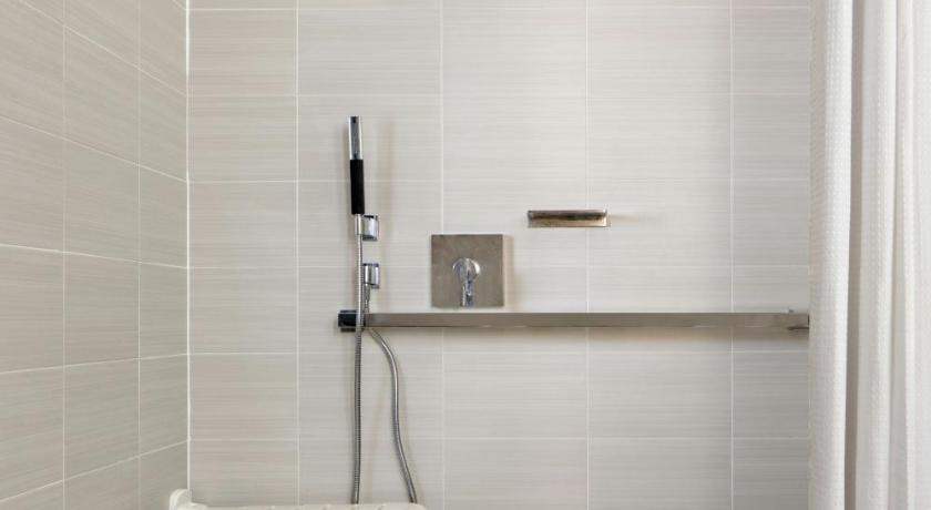 Afbeelding van Kamer met kingsize bed en toegankelijke douche - Toegankelijk voor mensen met een lichamelijke beperking en slechthorenden (King Room with Roll-in Shower - Mobility and Hearing Accessible) 4