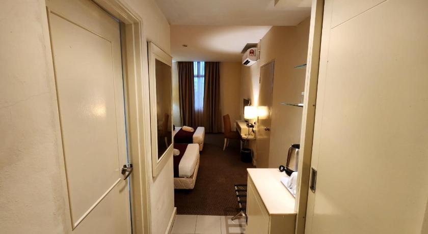 Image of Deluxe Twin 4