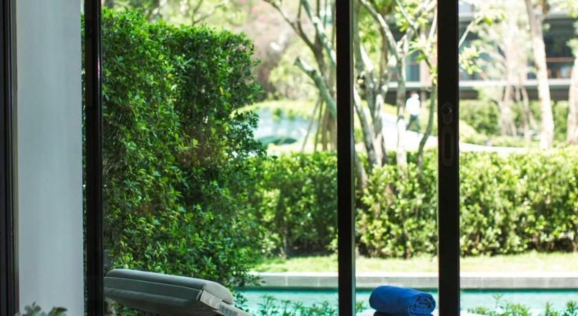 Image of Deluxe Pool Access, Guest room, 1 King, Pool view 6