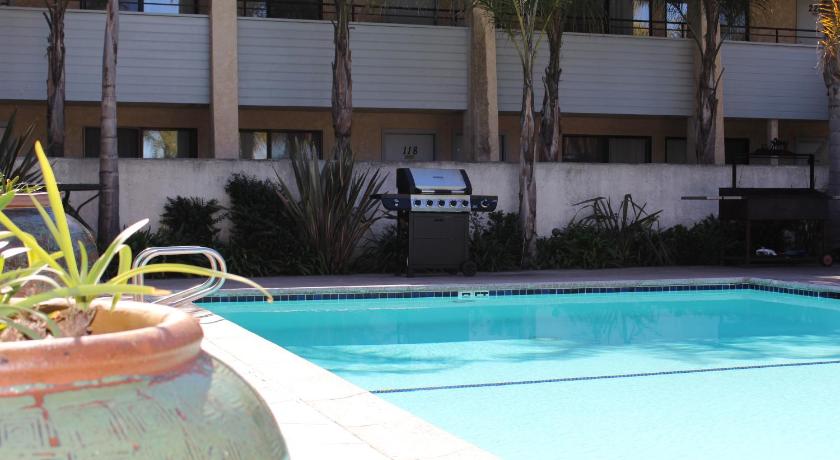 O'Cairns Inn and Suites photo