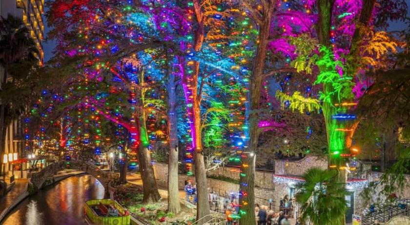 サンアントニオ San Antonio Fiesta Condo on Riverwalk wKing Ste 5つ星 宿泊施設 スイート