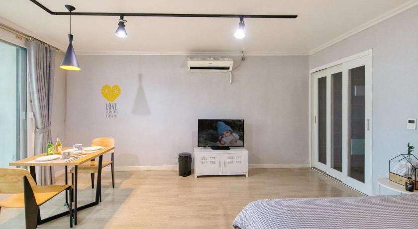 Image of Studio 11 4