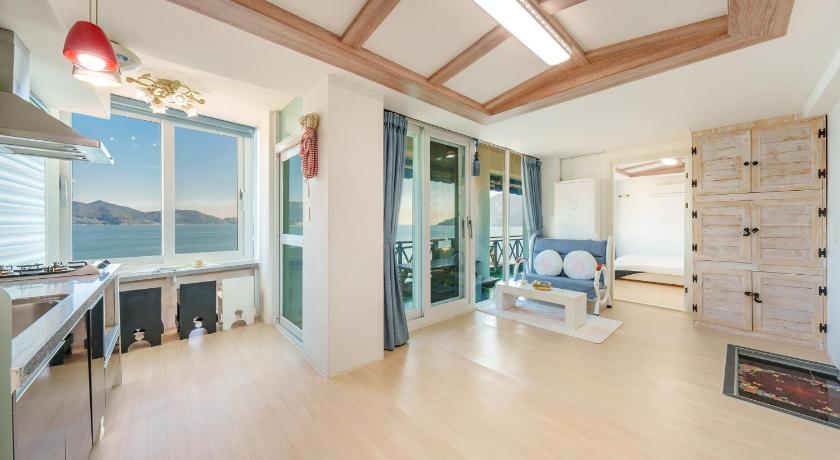 Image of Studio 8 6