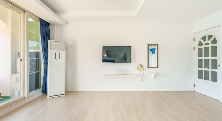 Image of Studio 10 8