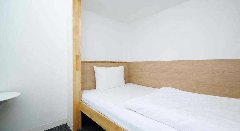 Image of Single Lower Bedroom 0
