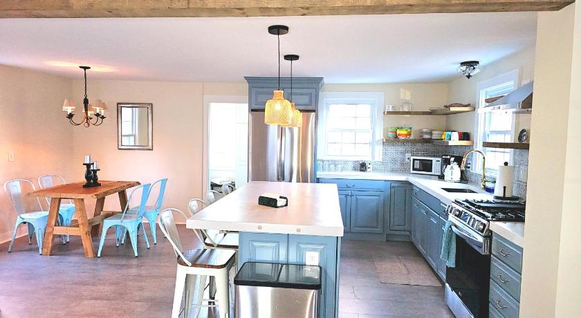 New London (CT) Cozy Coastal Cottage 4-Star Accommodation restaurant