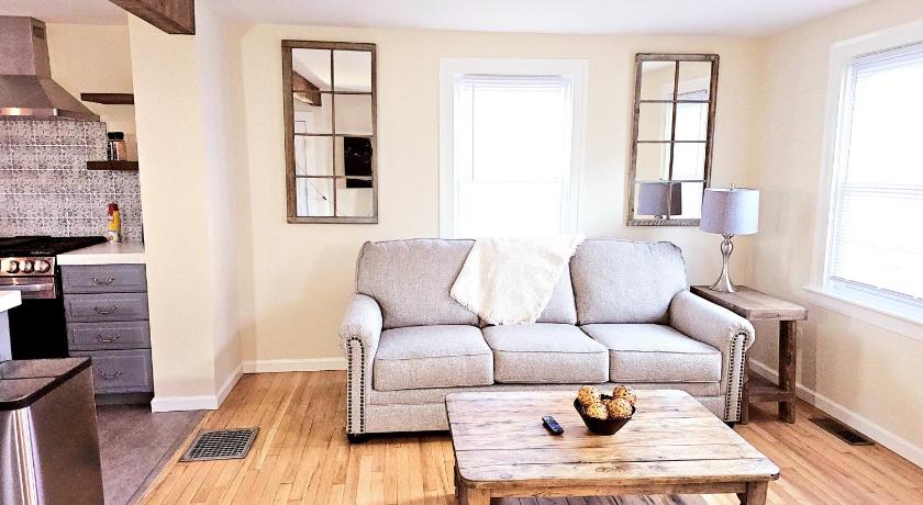New London (CT) Cozy Coastal Cottage 4-Star Accommodation suite