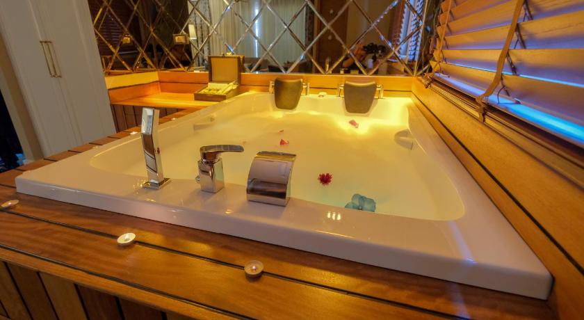 Image of Deluxe King Suite 8