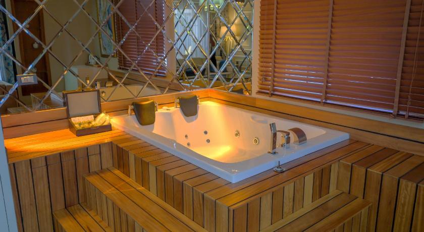 Image of Deluxe King Suite 5