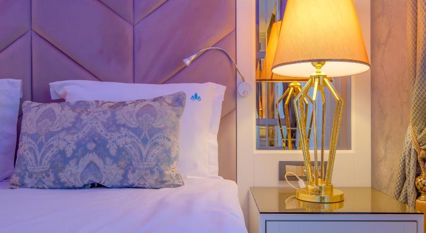 Image of Deluxe King Suite 9