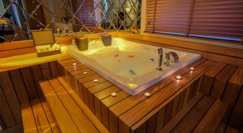 Image of Deluxe King Suite 2