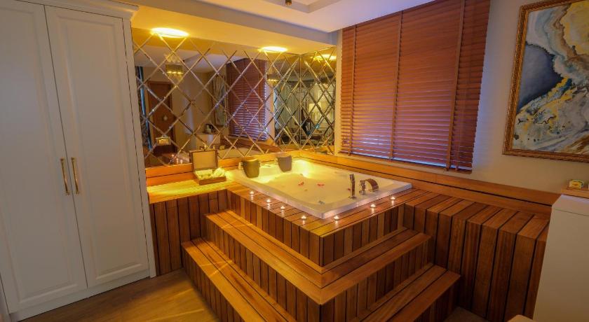 Image of Deluxe King Suite 7